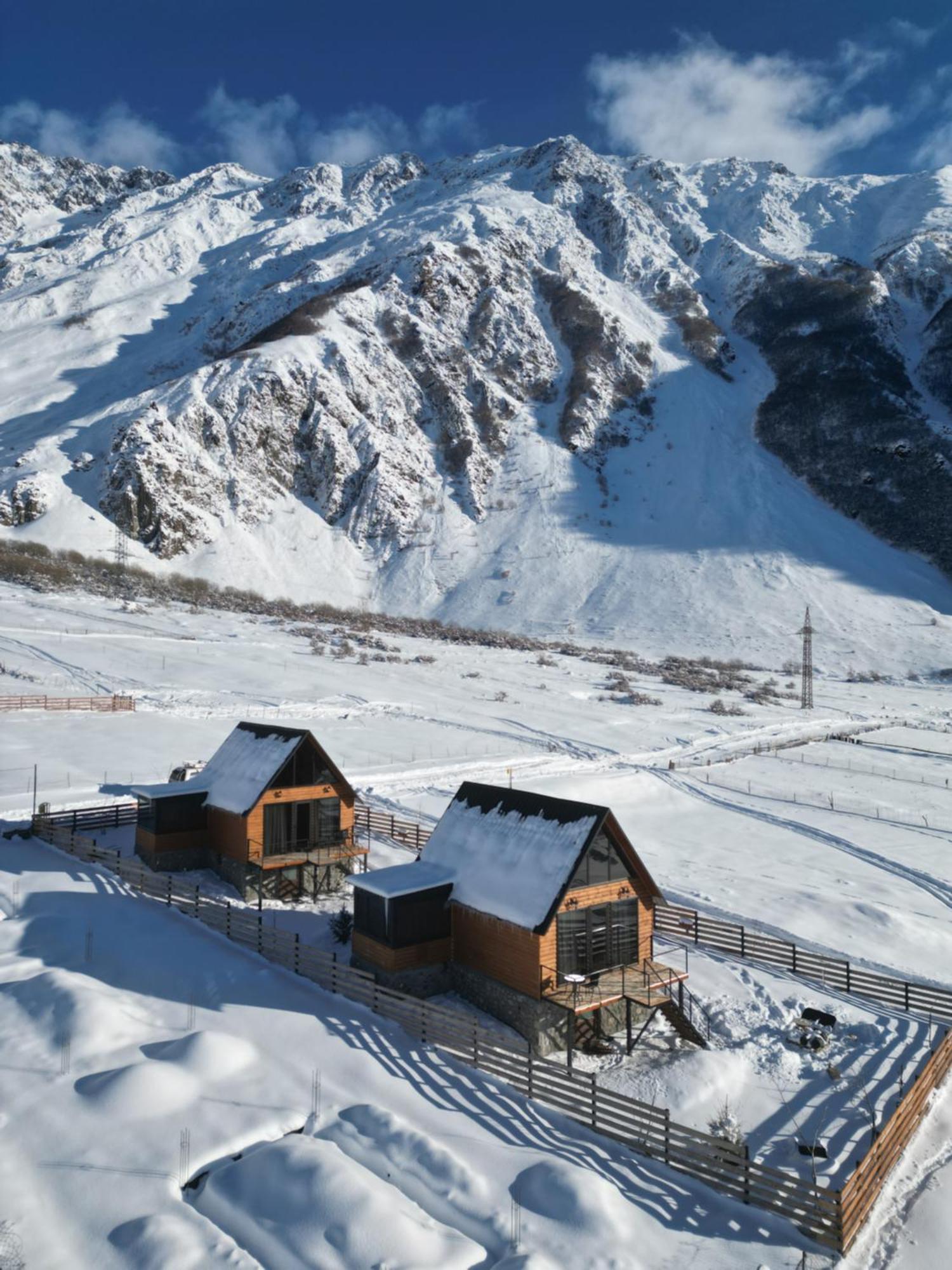 Traveler'S Cottages In Kazbegi מראה חיצוני תמונה