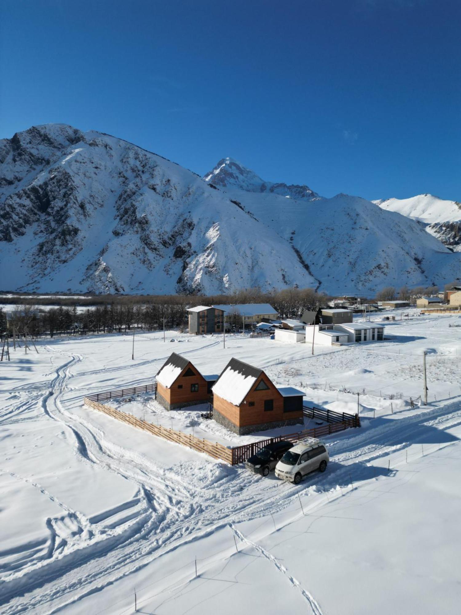 Traveler'S Cottages In Kazbegi מראה חיצוני תמונה