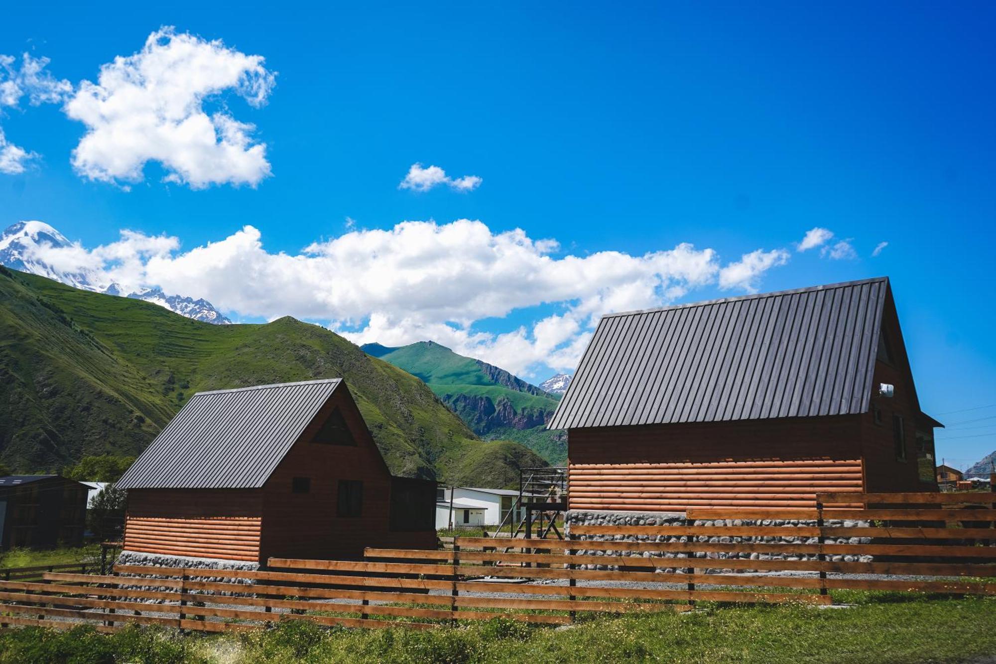 Traveler'S Cottages In Kazbegi מראה חיצוני תמונה