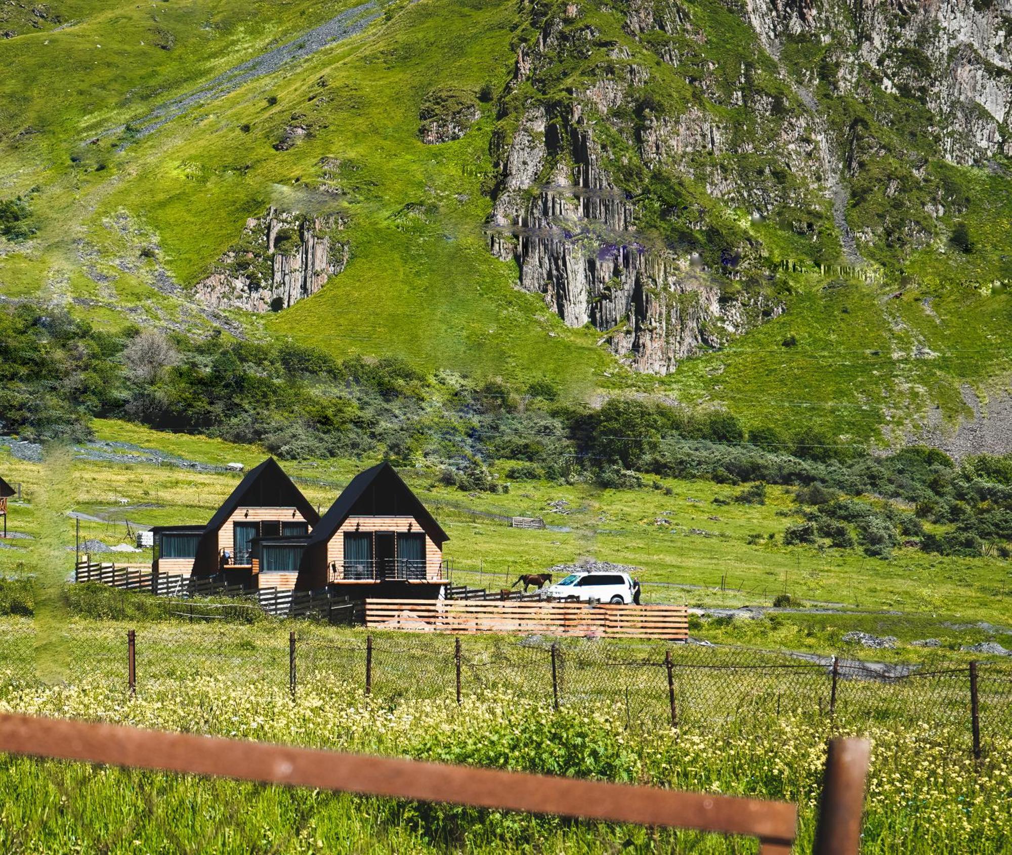 Traveler'S Cottages In Kazbegi מראה חיצוני תמונה