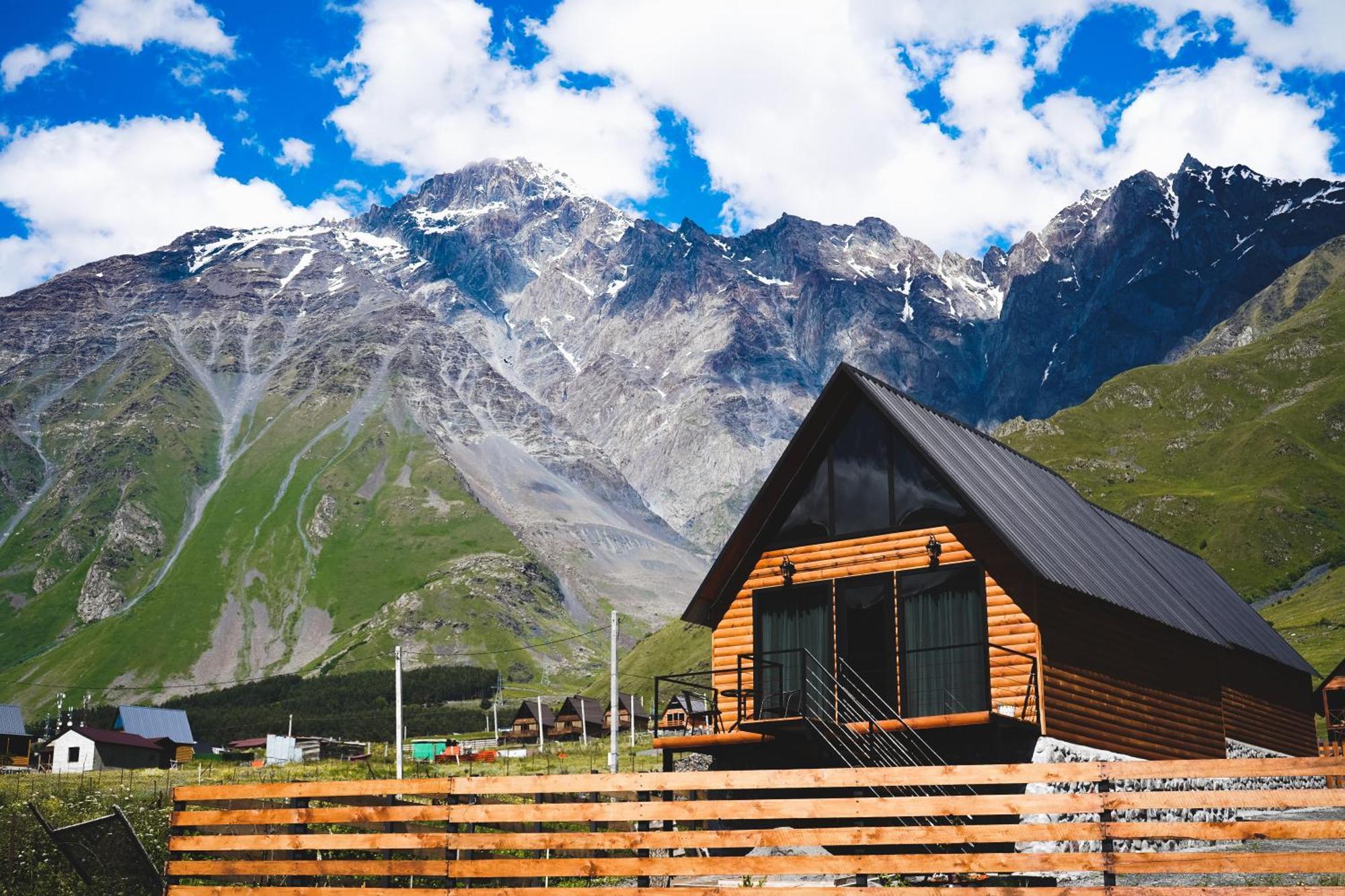 Traveler'S Cottages In Kazbegi מראה חיצוני תמונה