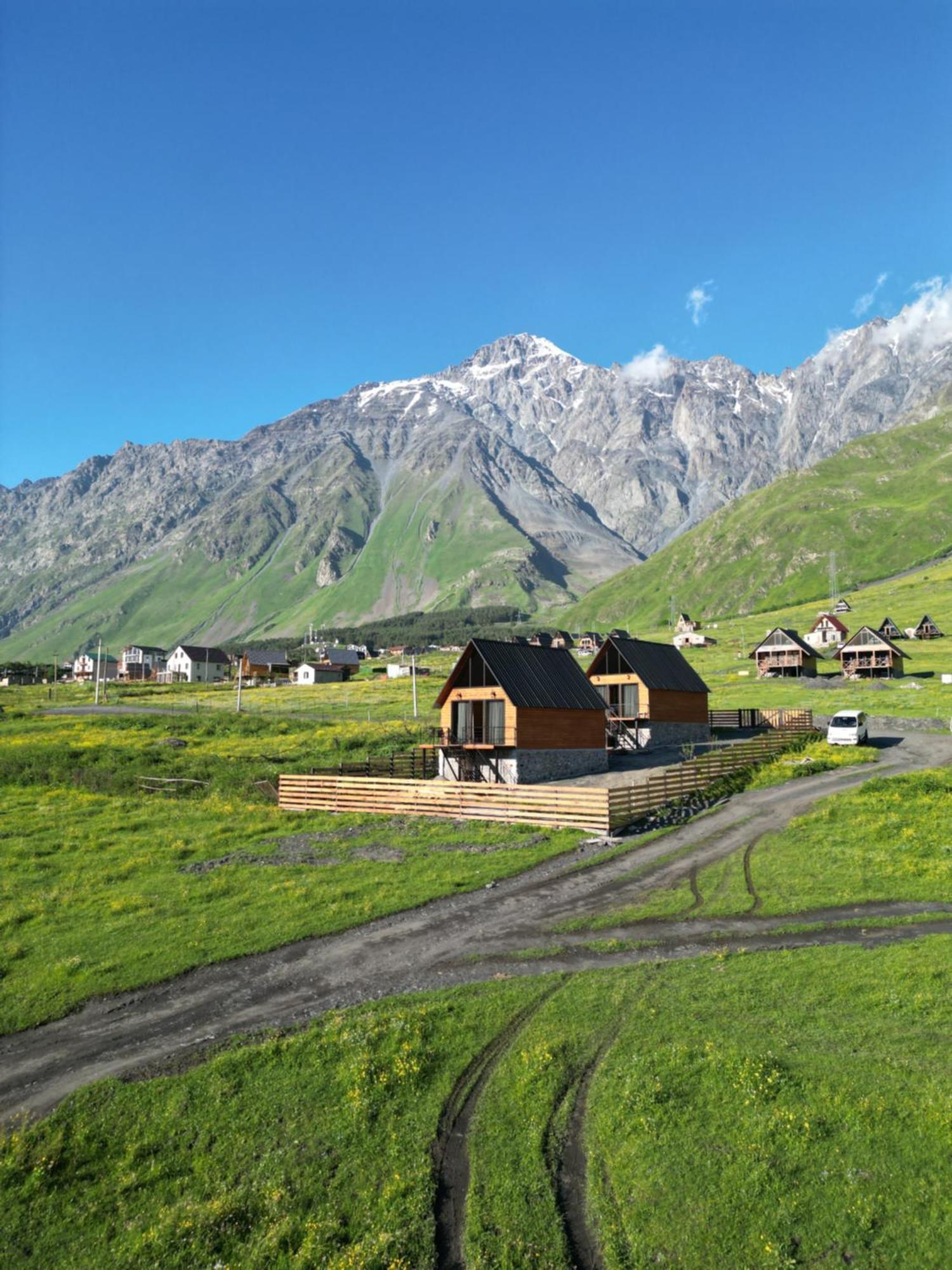 Traveler'S Cottages In Kazbegi מראה חיצוני תמונה