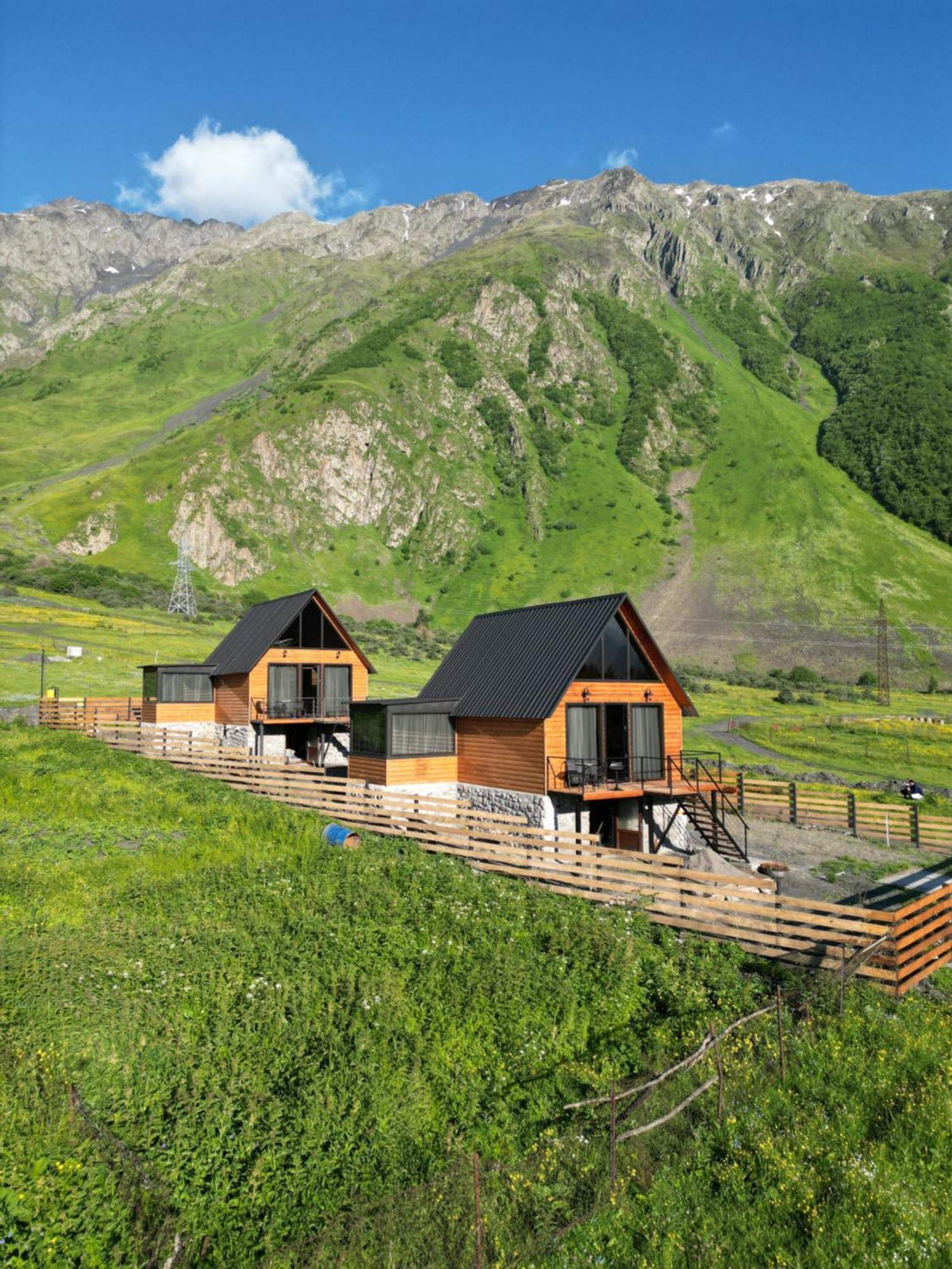 Traveler'S Cottages In Kazbegi מראה חיצוני תמונה