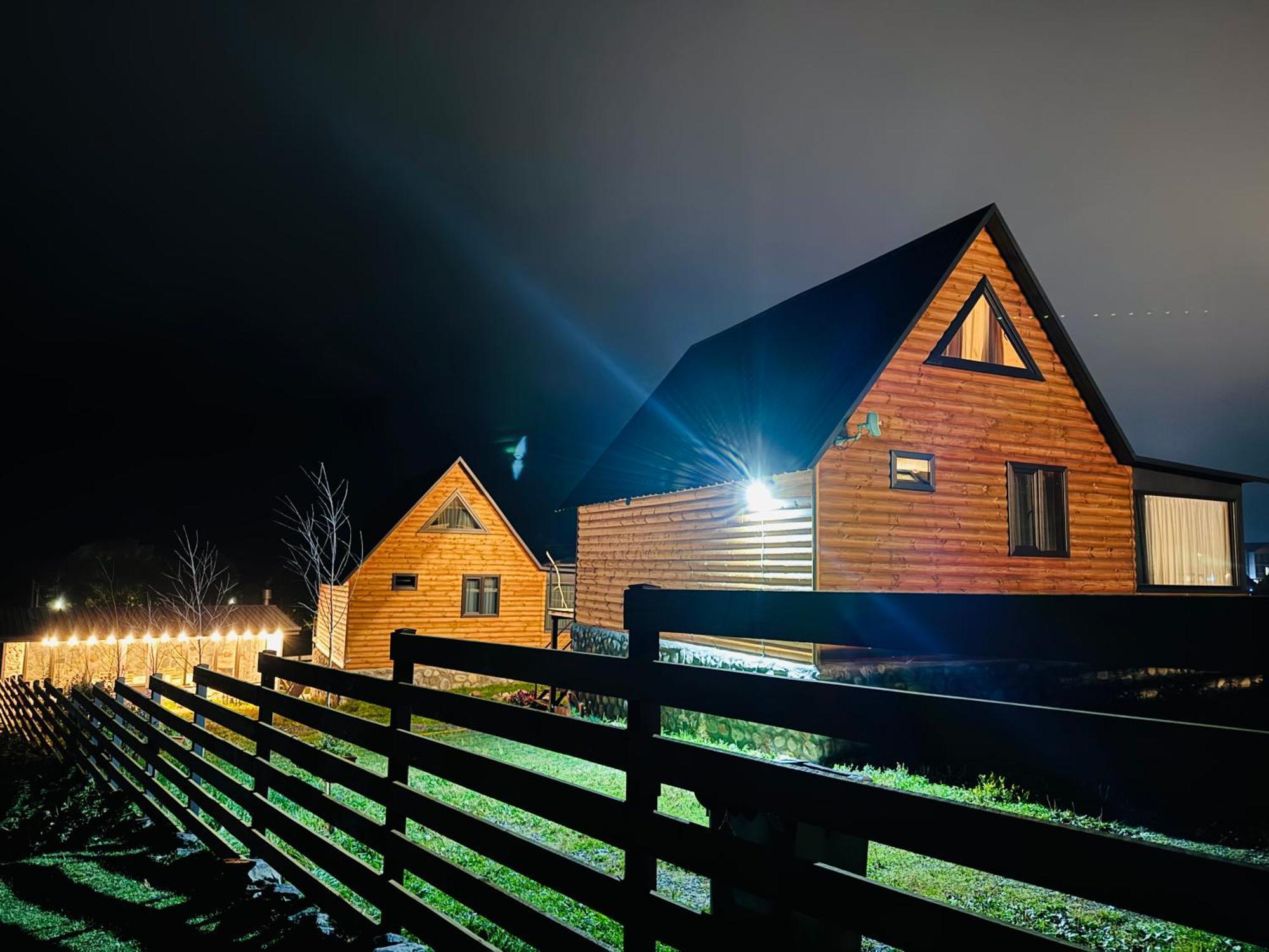 Traveler'S Cottages In Kazbegi מראה חיצוני תמונה