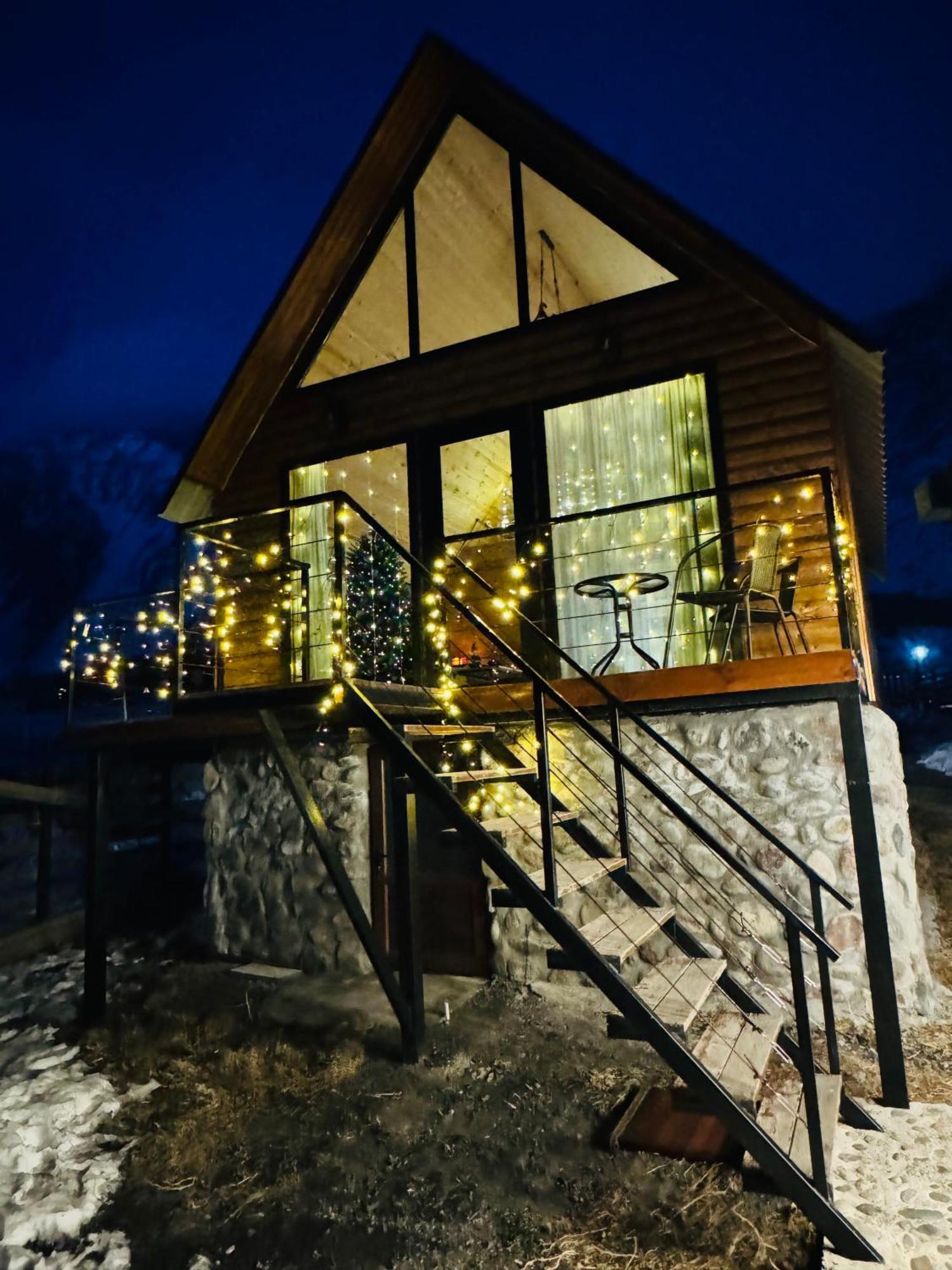 Traveler'S Cottages In Kazbegi מראה חיצוני תמונה